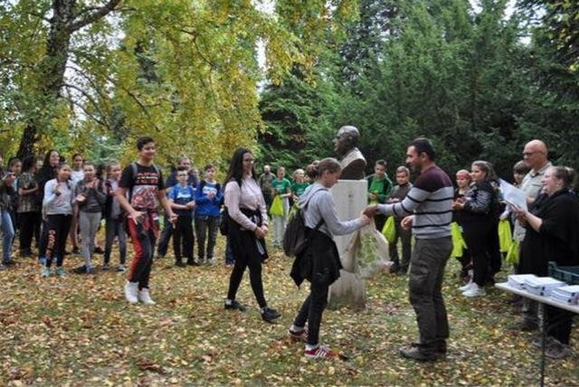 Gyerekek egy ligetes területen a Fekete István Versenyen