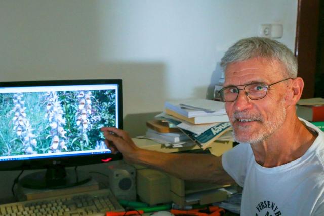 Tóth István Zsolt monitor előtt