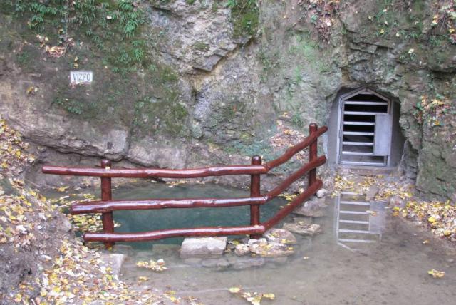 A Vízfő-barlang bejárata