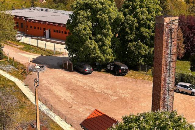 Kémény és oszlop, a bal oldalon álló oszlopon gólyafészek, benne gólya