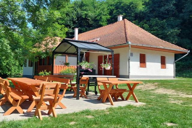 A Vízvári Vendégház épülete, előtérben asztalok, padok